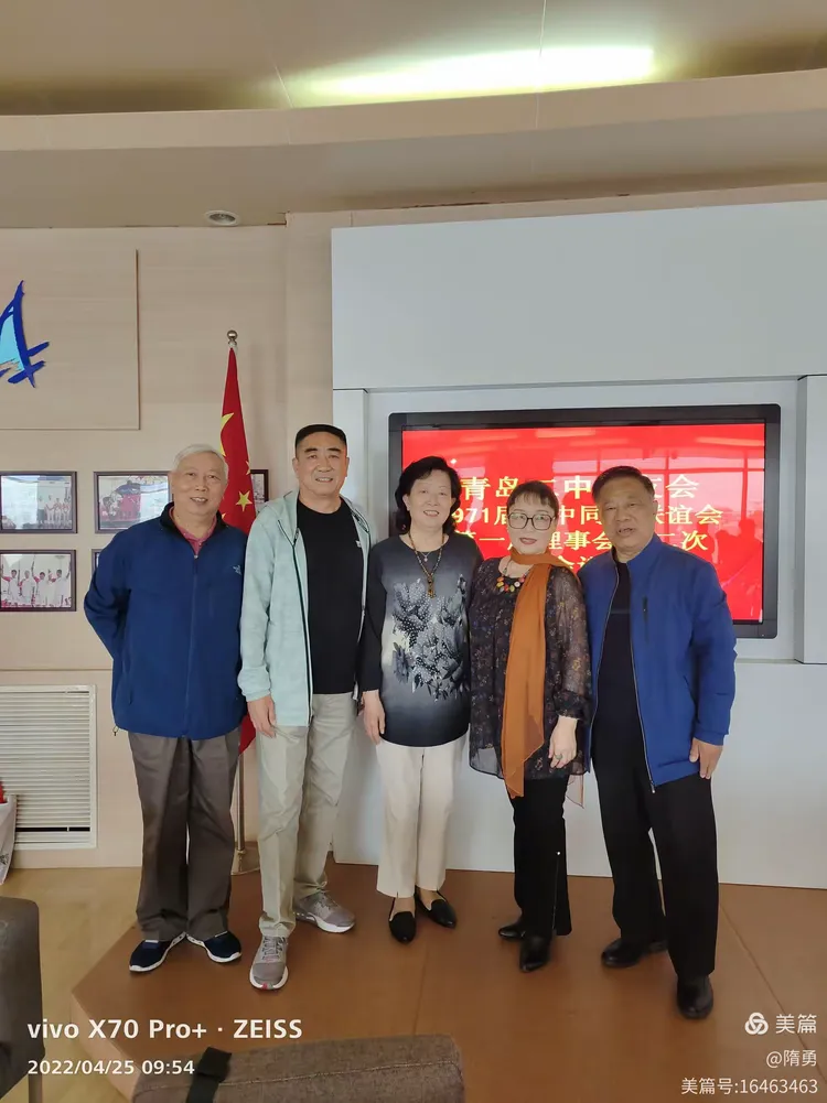 林志伟与参会的理事同学合影留念.二连十一排的同学